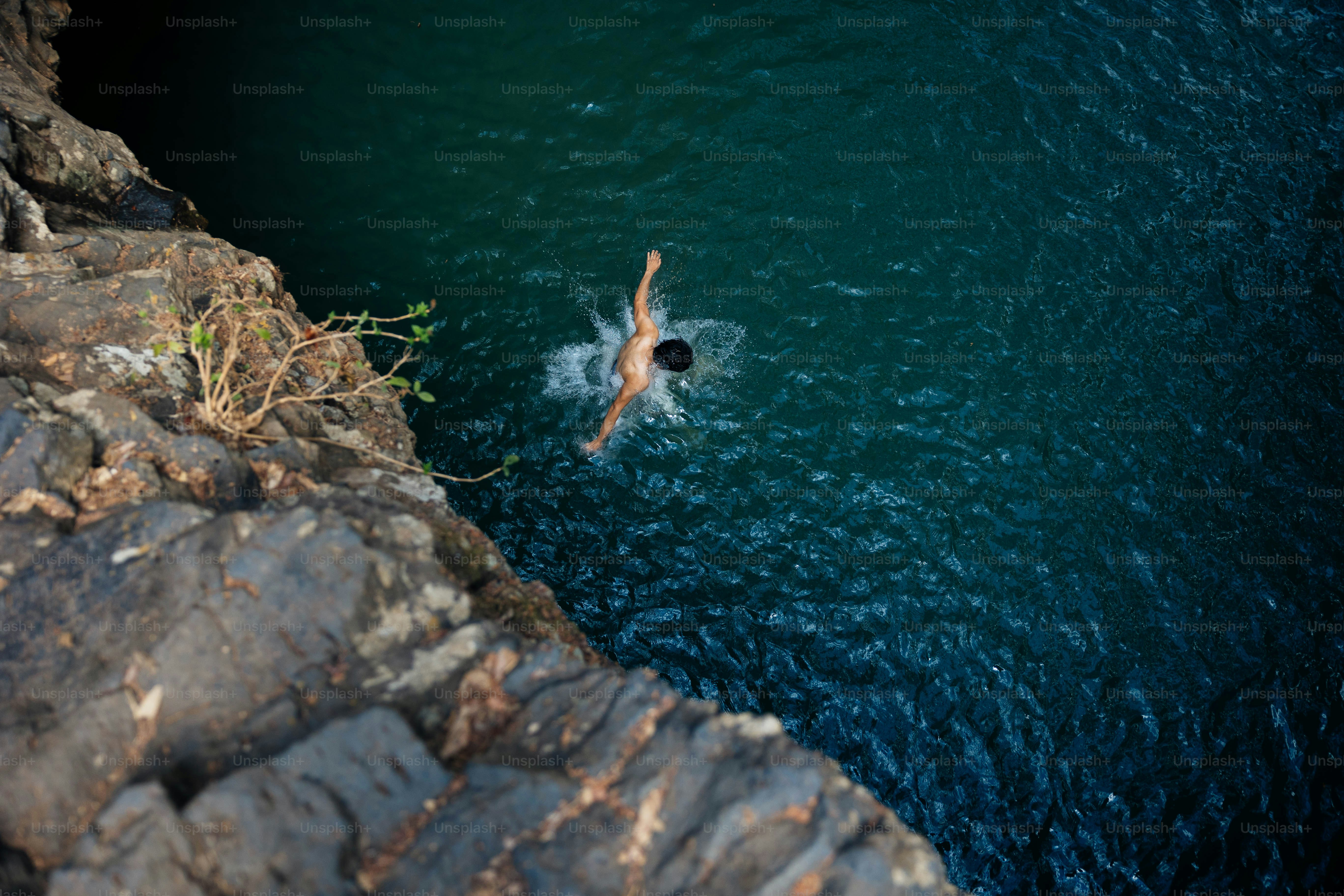 uma pessoa nadando em um corpo de água