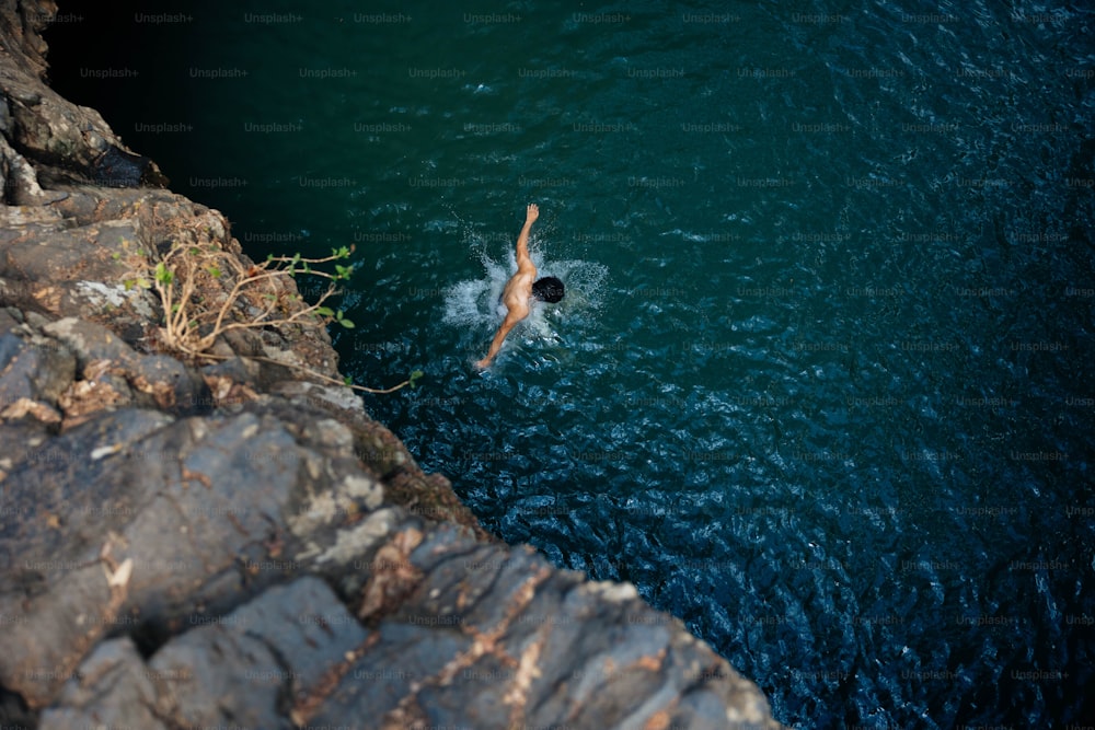 une personne nageant dans un plan d’eau