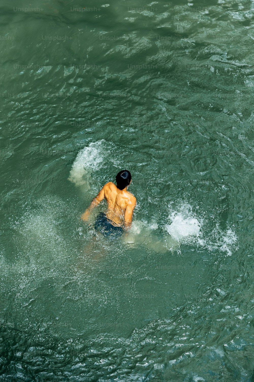um homem nadando em um corpo de água