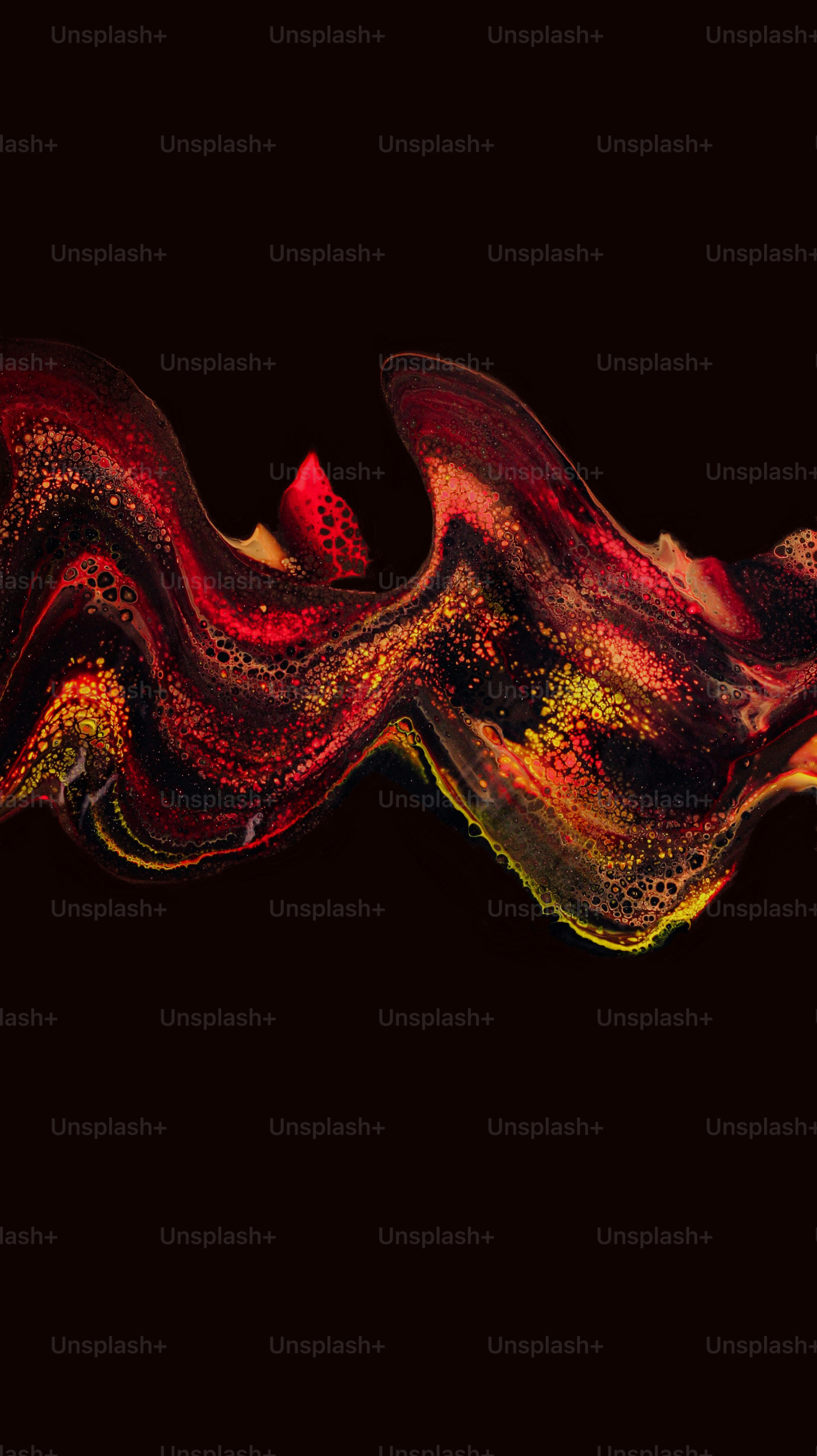 un vortice rosso e giallo su sfondo nero