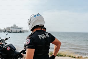 un policier debout à côté d’une motocyclette