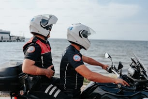 Una coppia di uomini che cavalcano sul retro di una moto