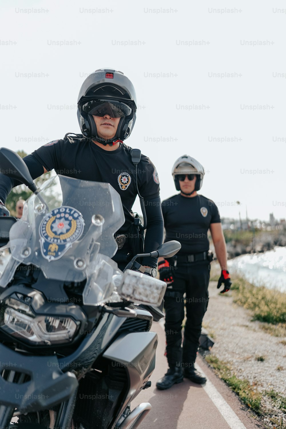 Un oficial de policía parado junto a una motocicleta