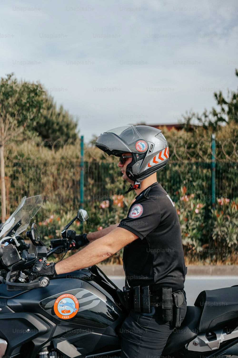 un policier sur une motocyclette portant un casque
