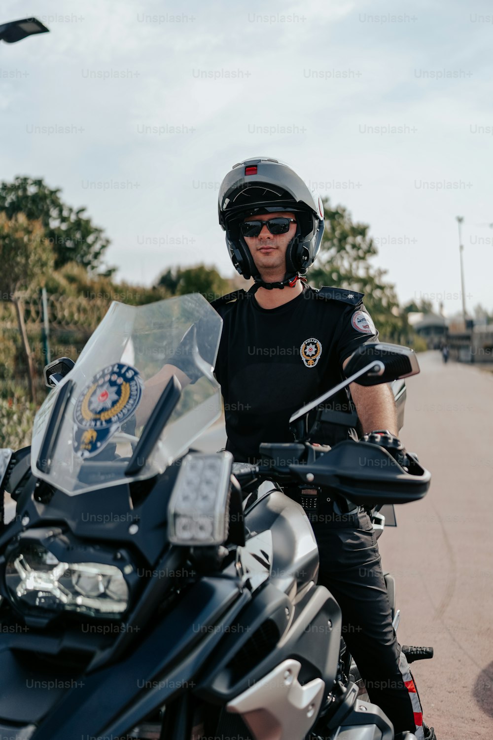 um homem sentado em uma motocicleta usando um capacete