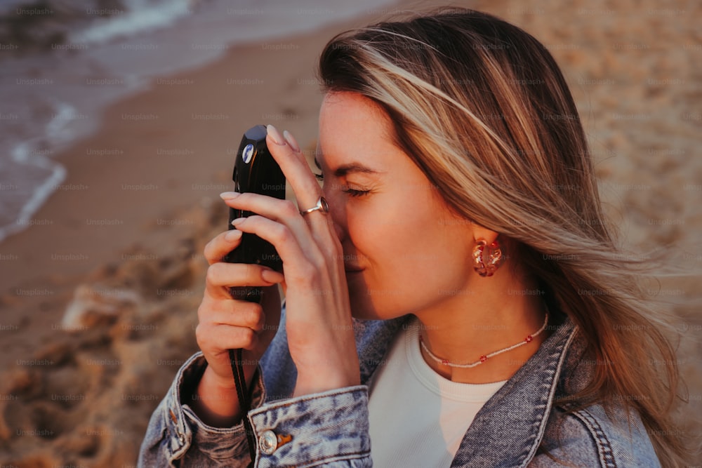 uma mulher segurando um celular no rosto