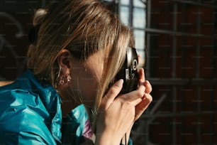 uma mulher segurando um celular no ouvido