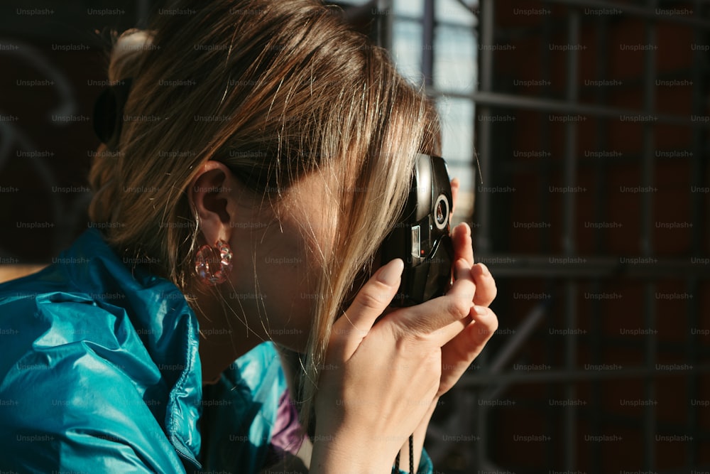 Una mujer sosteniendo un teléfono celular en su oreja