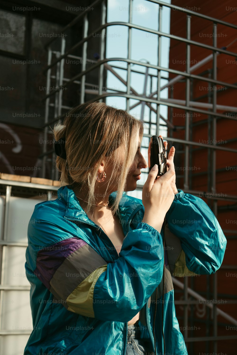 uma mulher segurando um celular até o ouvido