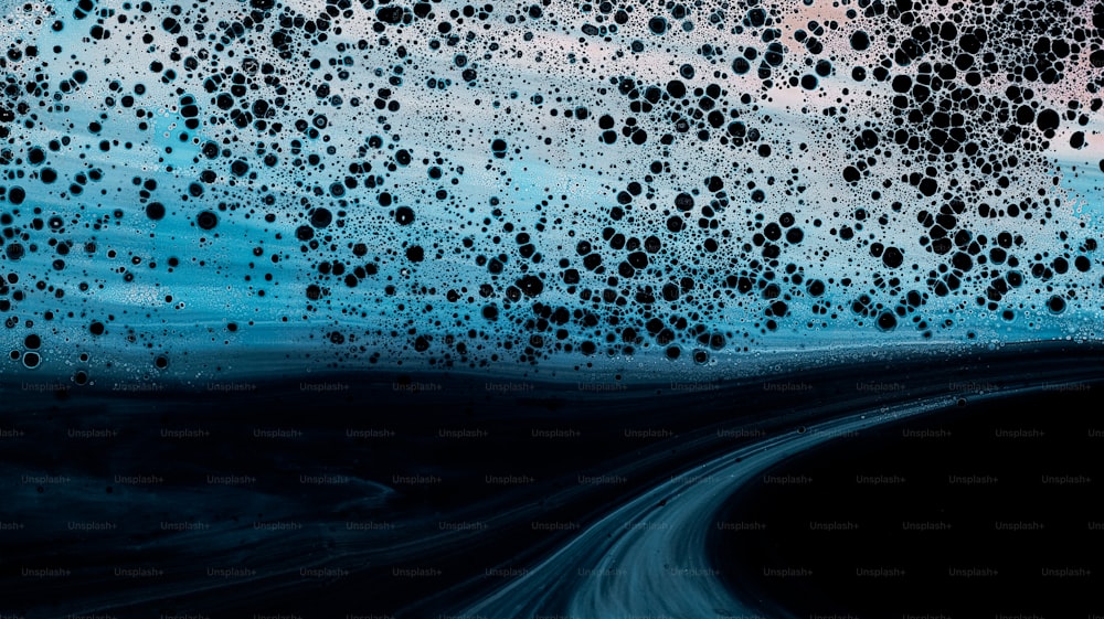 Una pintura en negro y azul con muchas burbujas