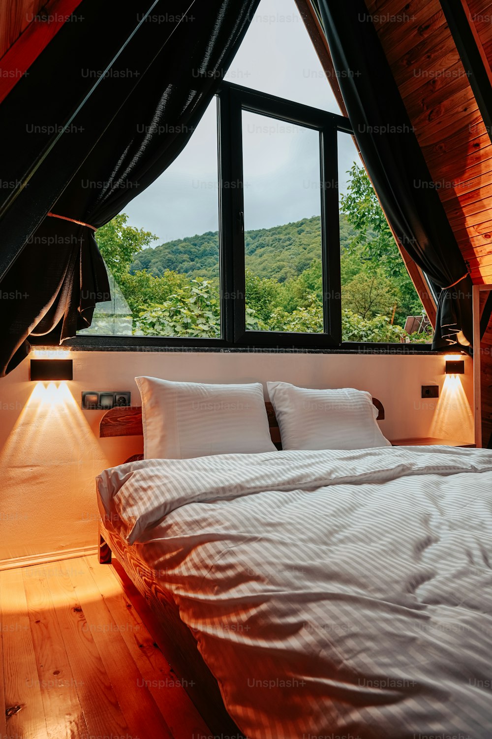 침실의 창문 아래에 앉아있는 침대