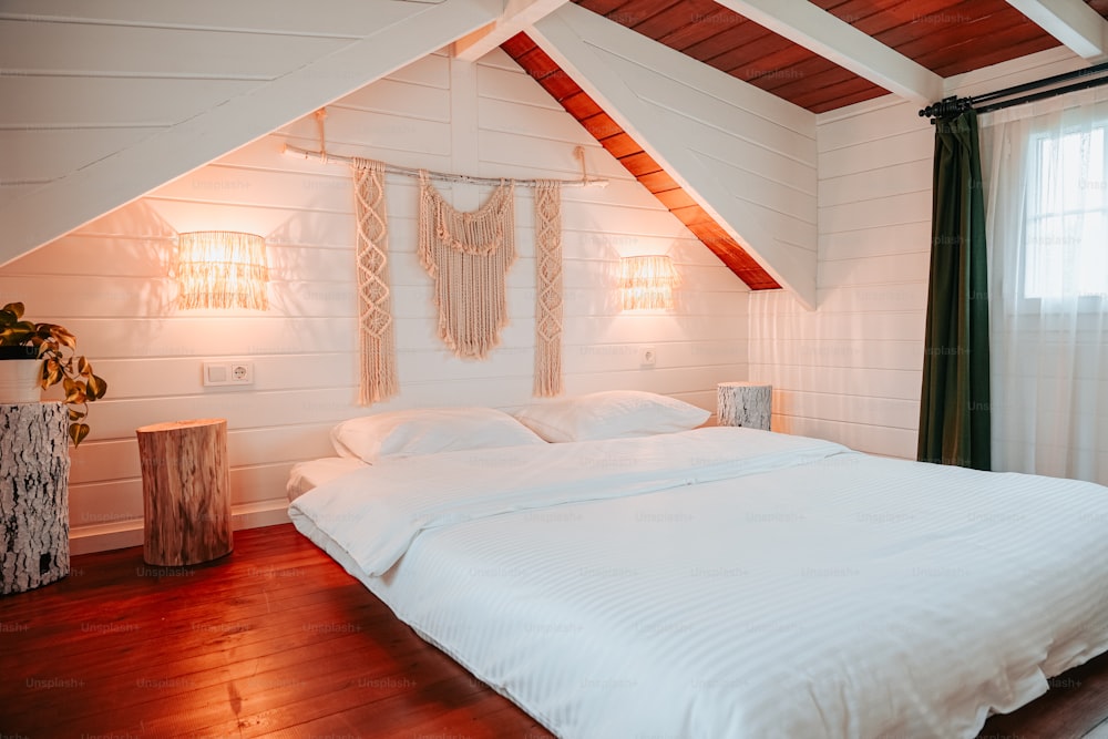 ein Schlafzimmer mit einem weißen Bett und Holzböden