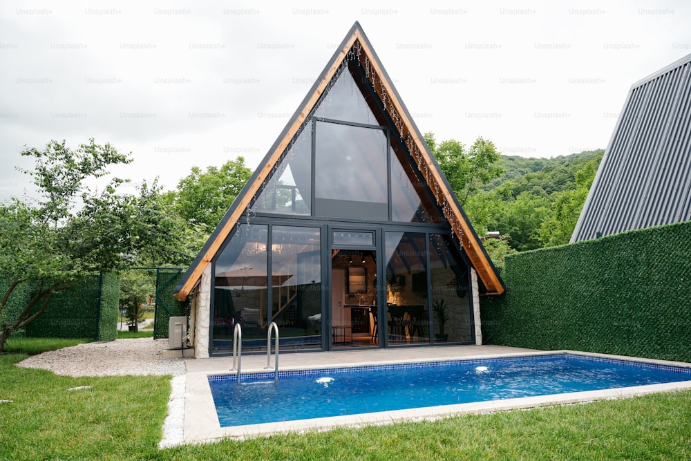 uma casa com piscina no quintal