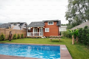 ein Hinterhof mit einem Pool und einem Haus