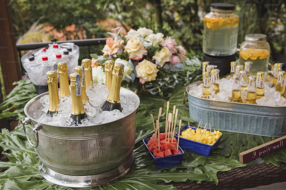 Un montón de botellas de champán sobre una mesa