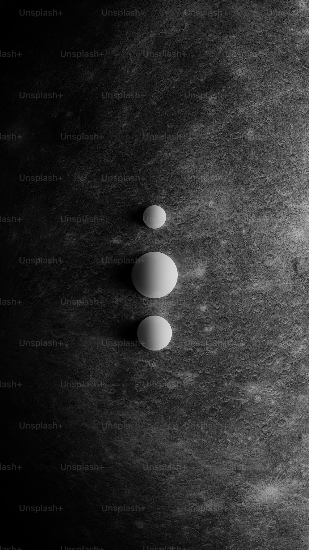 ein Schwarz-Weiß-Foto von drei Eiern auf einer Oberfläche