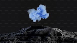 Eine blaue Wolke schwebt über einem Berg