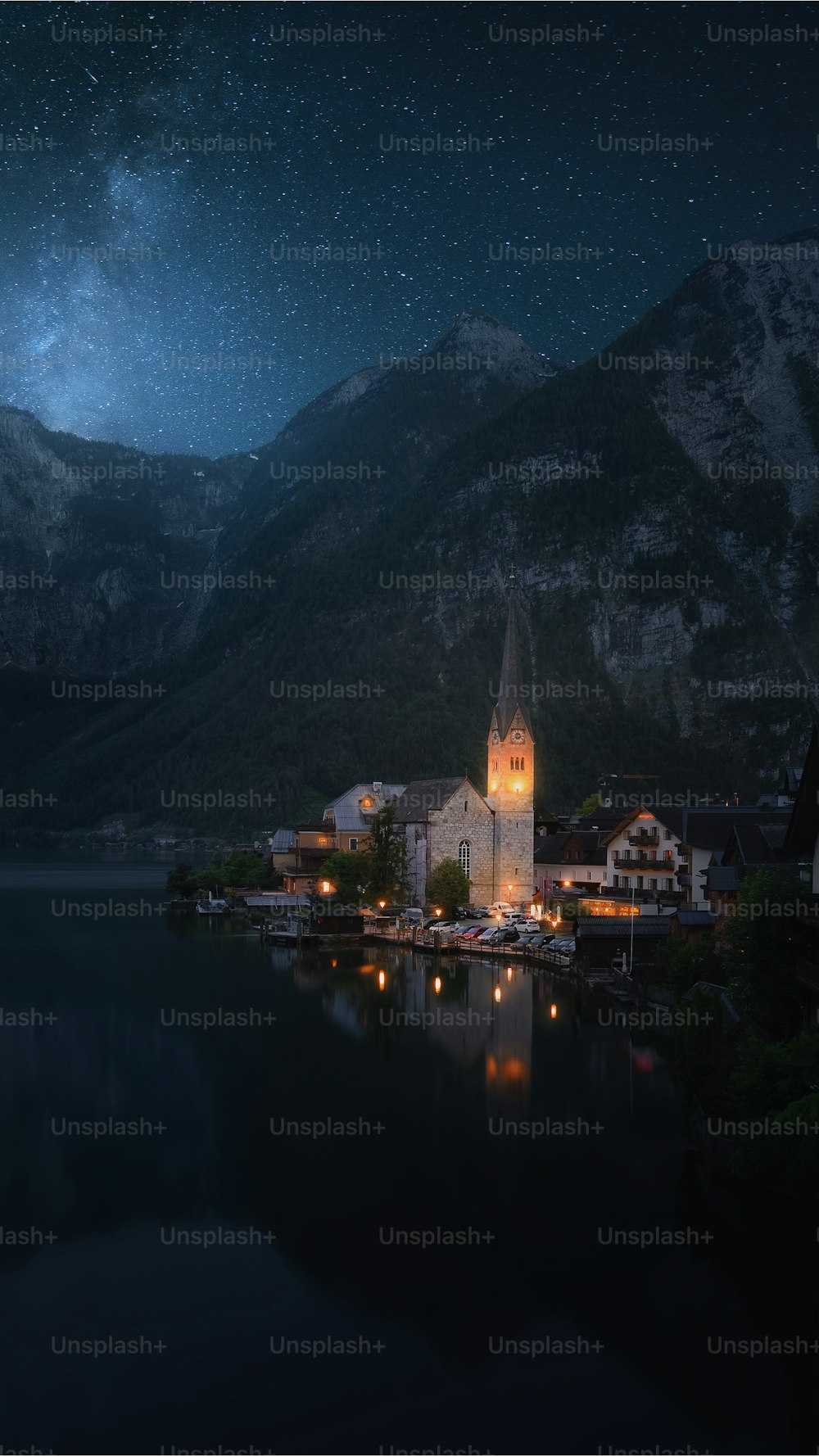 uma cena noturna de uma pequena cidade em um lago
