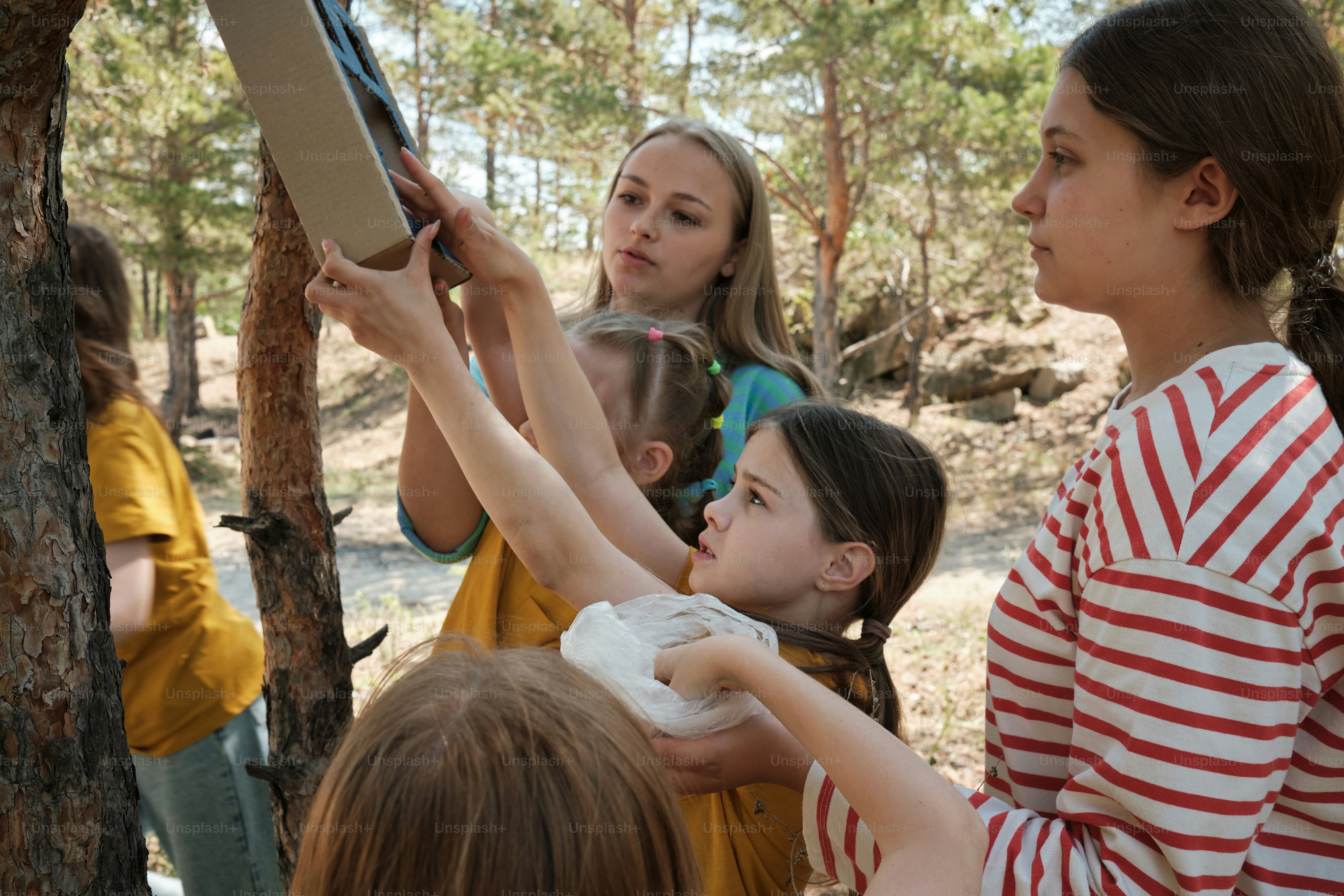eine gruppe von menschen, die um einen baum stehen