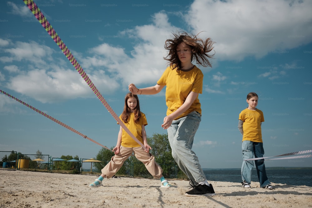 Un grupo de niños jugando con una cometa en la playa