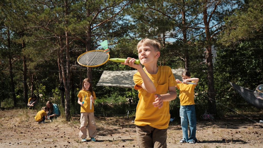 eine gruppe von kleinen kindern, die eine partie badminton spielen