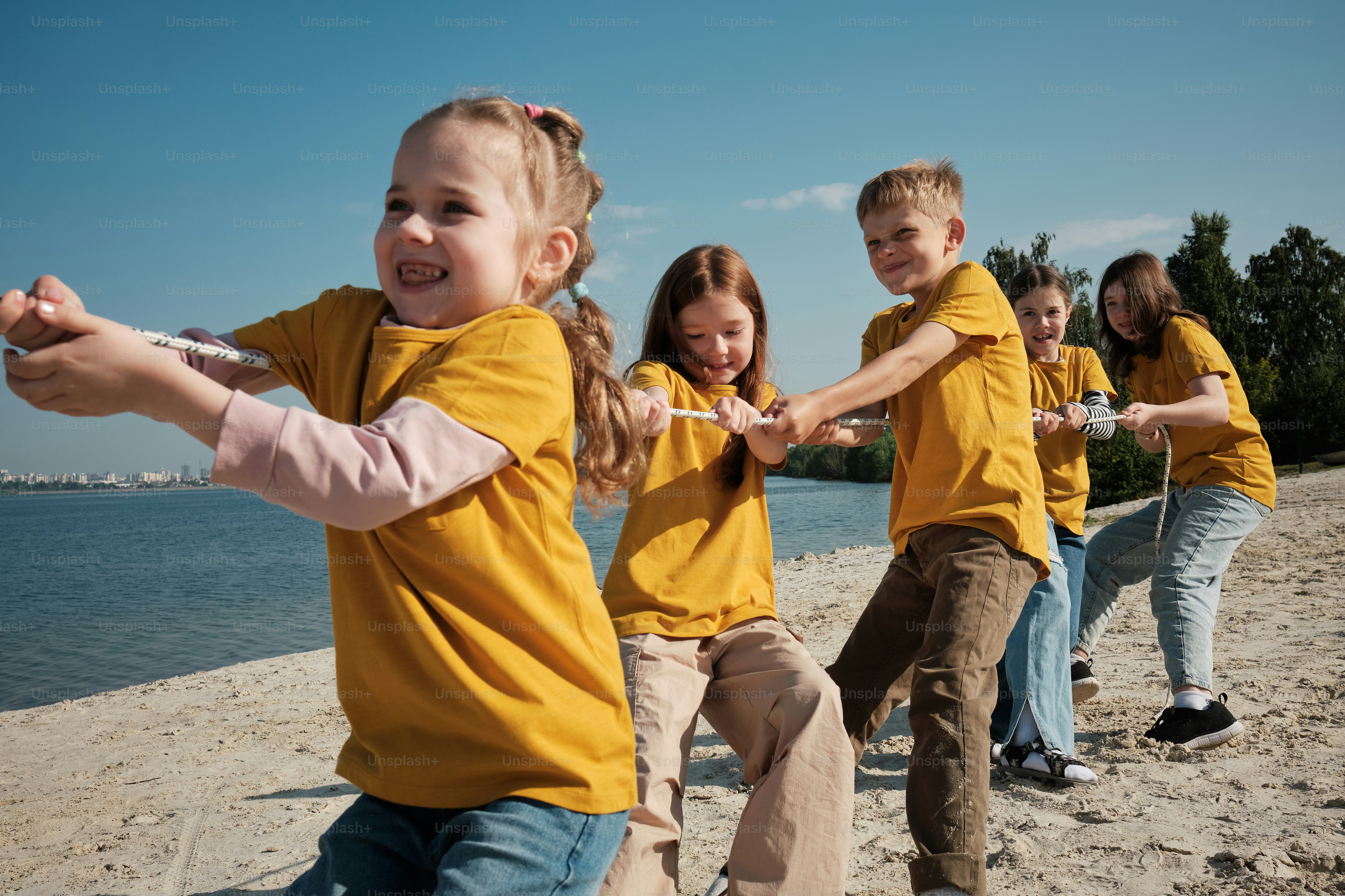 A group of children playing tug of war on the beach photo – Summer Image on  Unsplash, image size:3000x2000