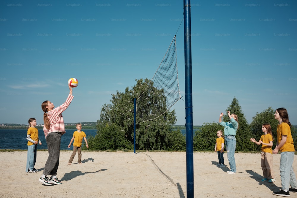 um grupo de pessoas jogando uma partida de vôlei