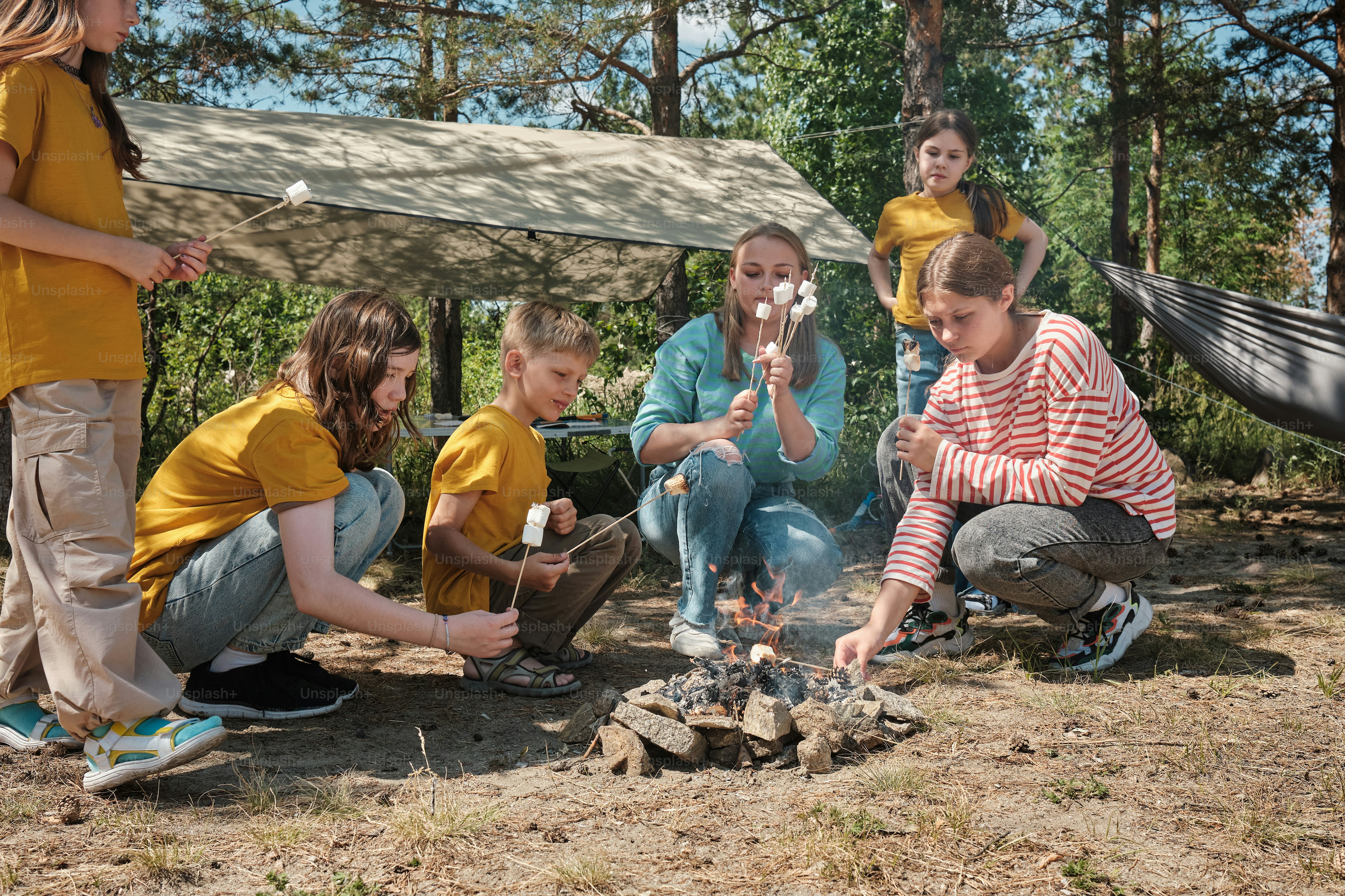 Un gruppo di persone sedute attorno a un falò