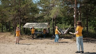 Un grupo de personas jugando frisbee en el bosque