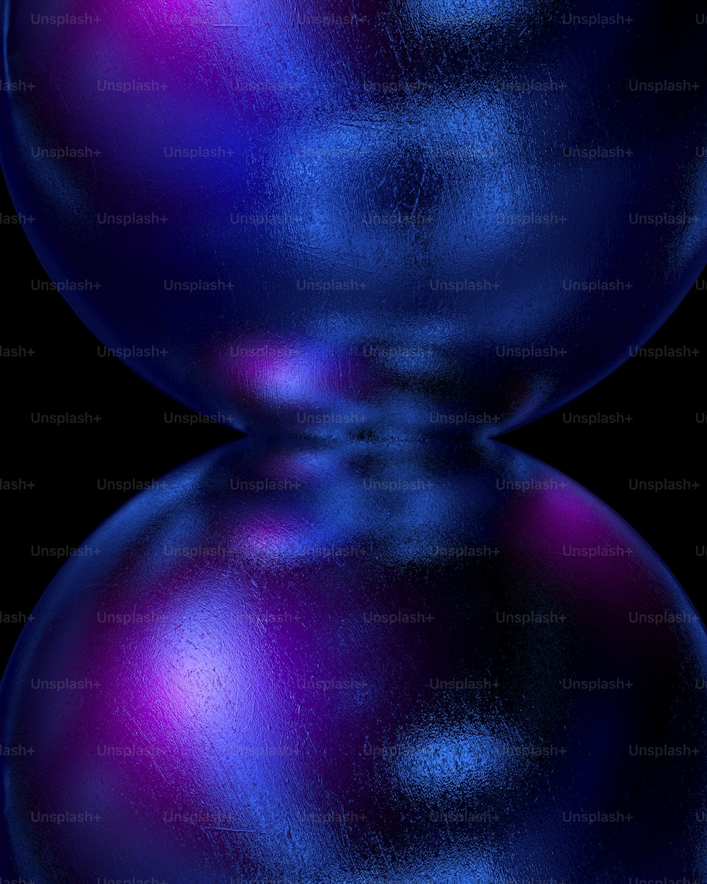Una bola azul y púrpura sobre un fondo negro