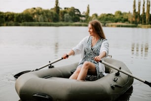 Una donna che si siede in una barca su un lago
