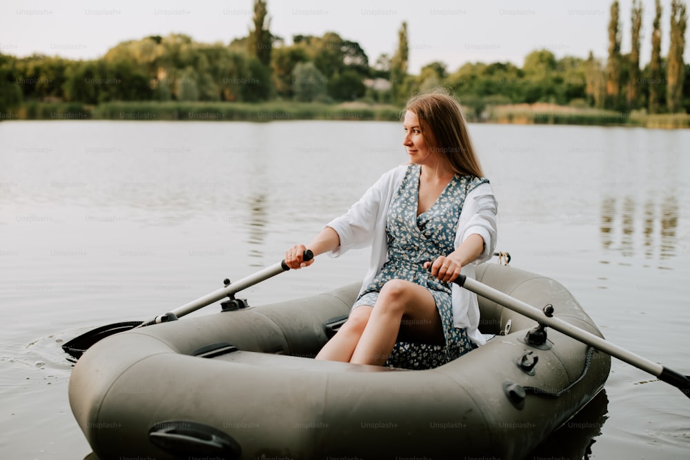 uma mulher sentada em um barco em um lago