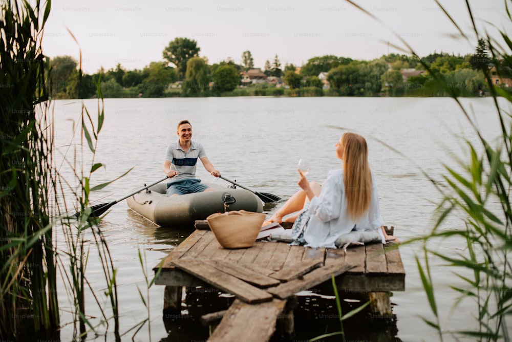 Un uomo e una donna seduti su una zattera nell'acqua