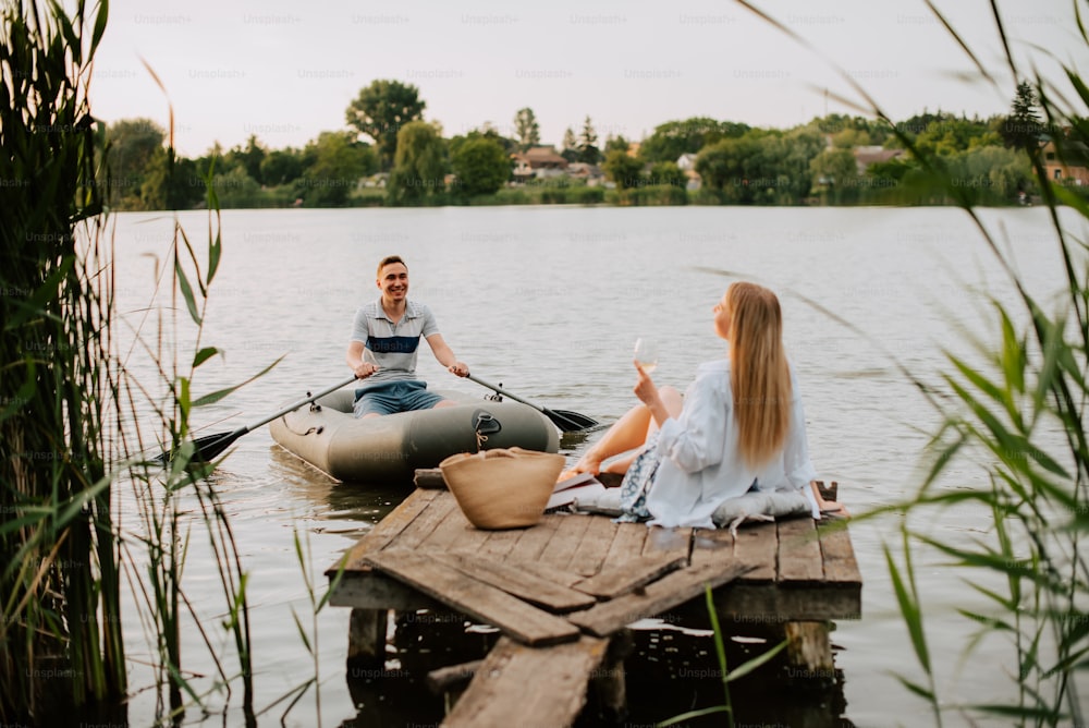 um homem e uma mulher sentados em uma jangada na água