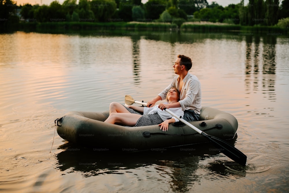 Un hombre y una mujer en una balsa en el agua