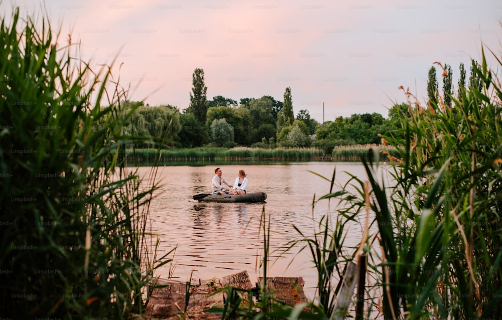 duas pessoas em um pequeno barco em um lago