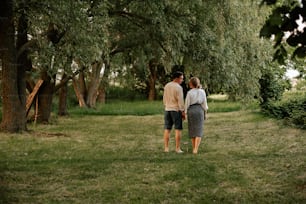 풀밭에 서 있는 남자와 여자