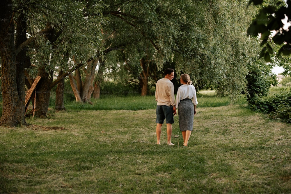 um homem e uma mulher em p�é na grama