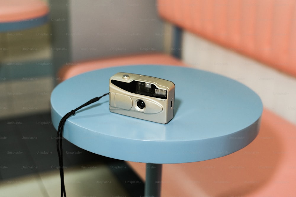 une caméra posée sur une table bleue
