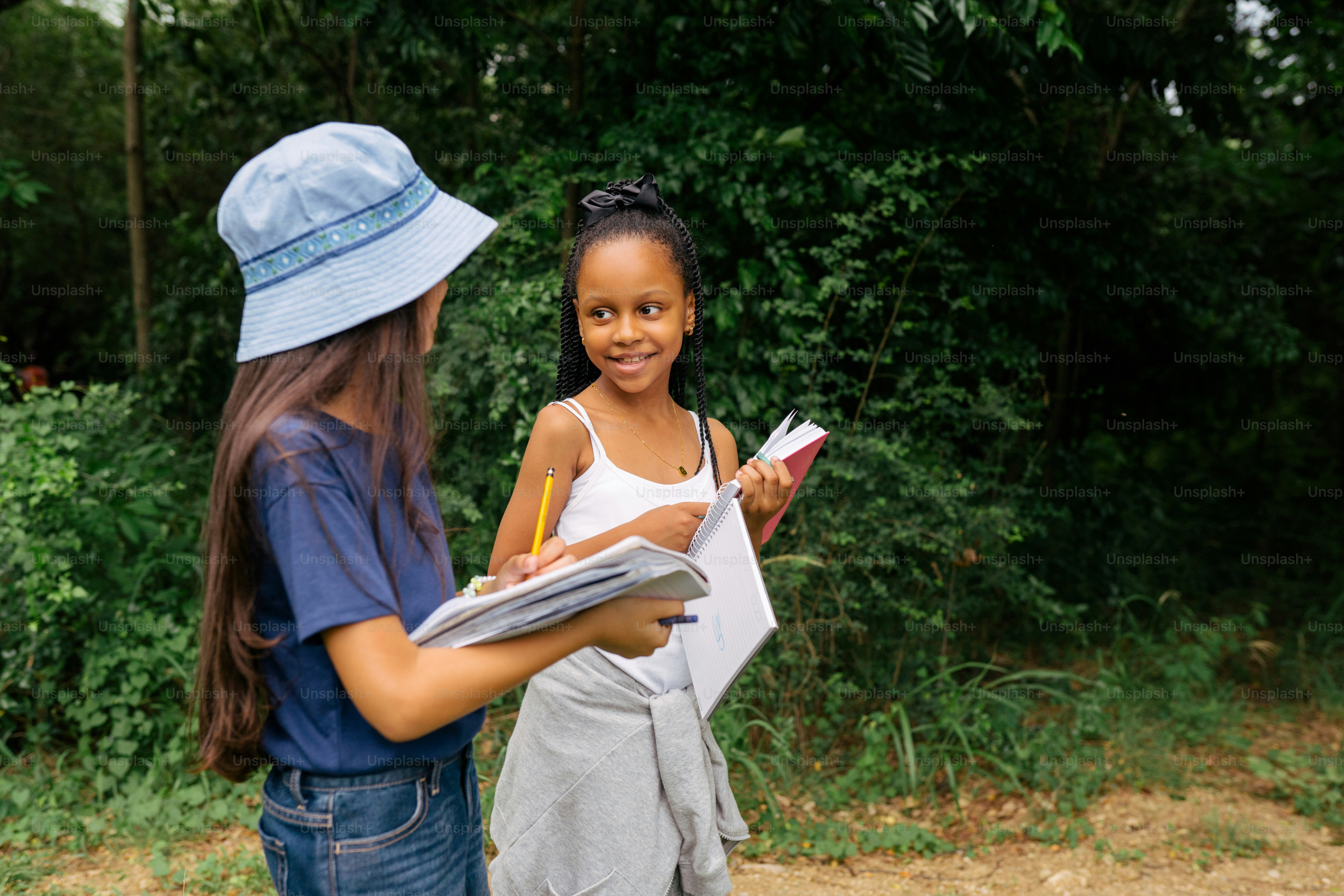 ein junges mädchen, das neben einer frau steht, die ein klemmbrett hält