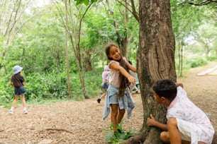 Un groupe d’enfants jouant dans les bois