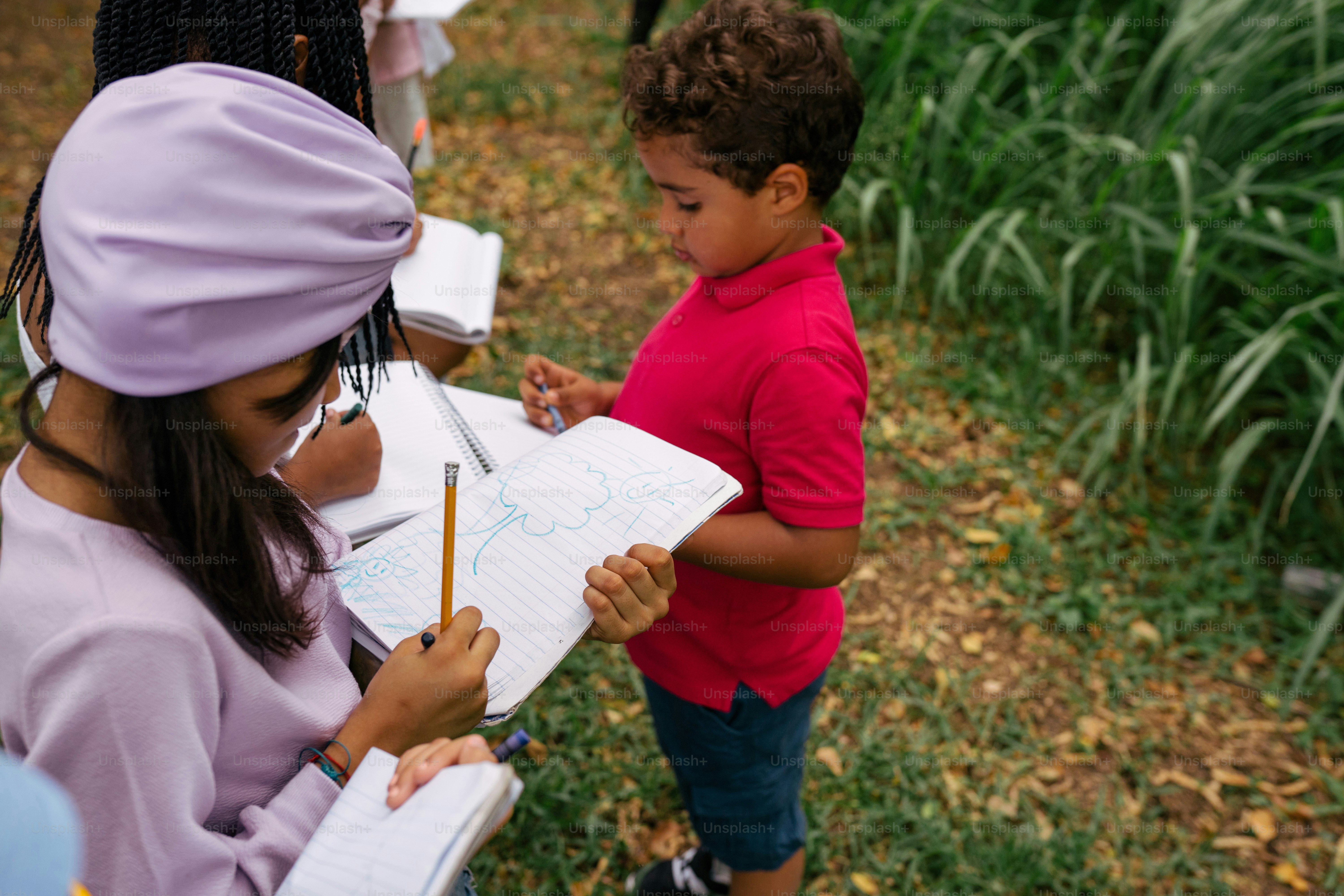 ein kleines mädchen, das auf einem blatt papier schreibt