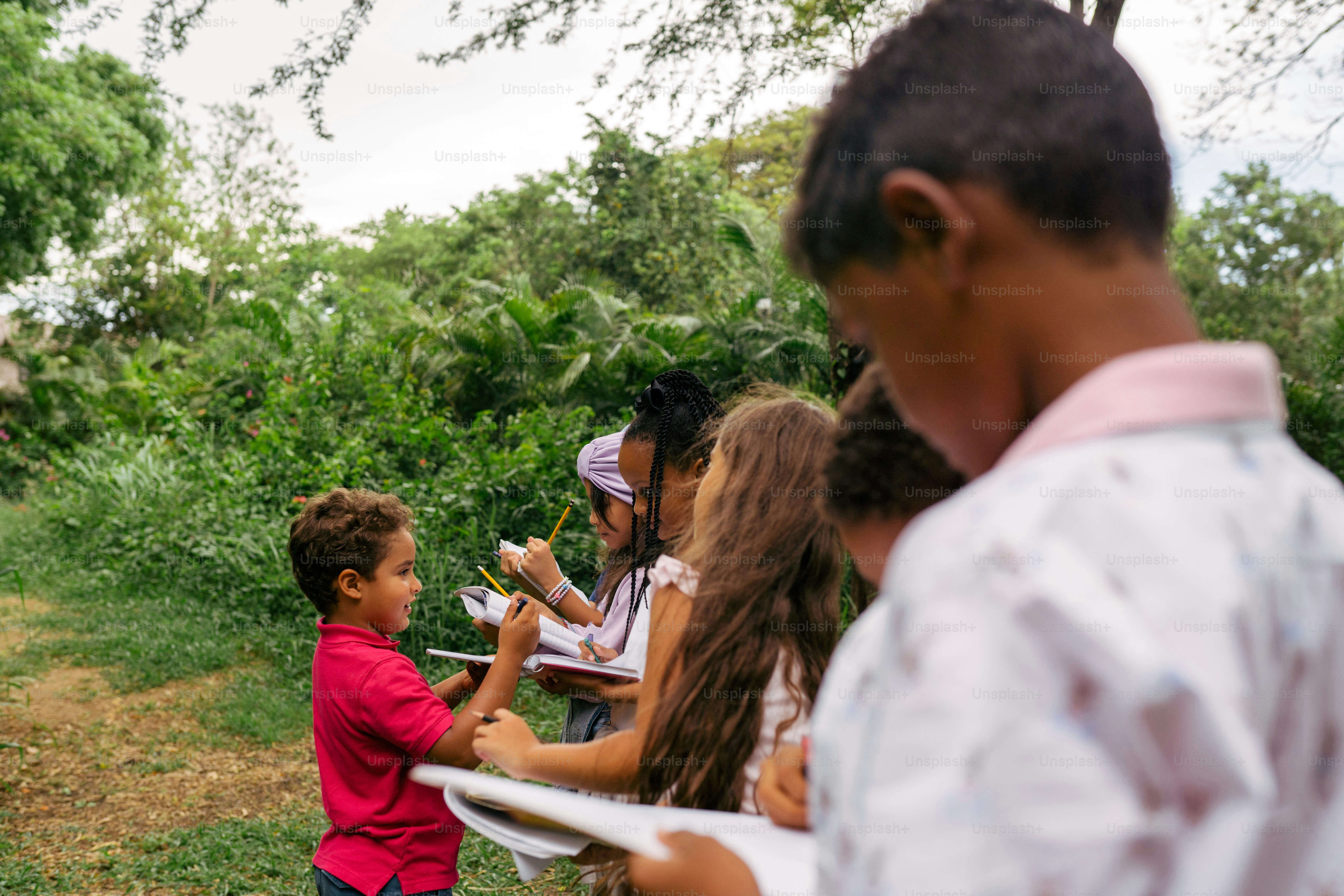 eine Gruppe von Menschen, die umeinander stehen