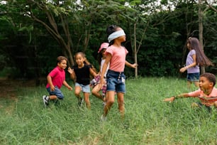 Eine Gruppe von Kindern, die auf einem Feld spielen