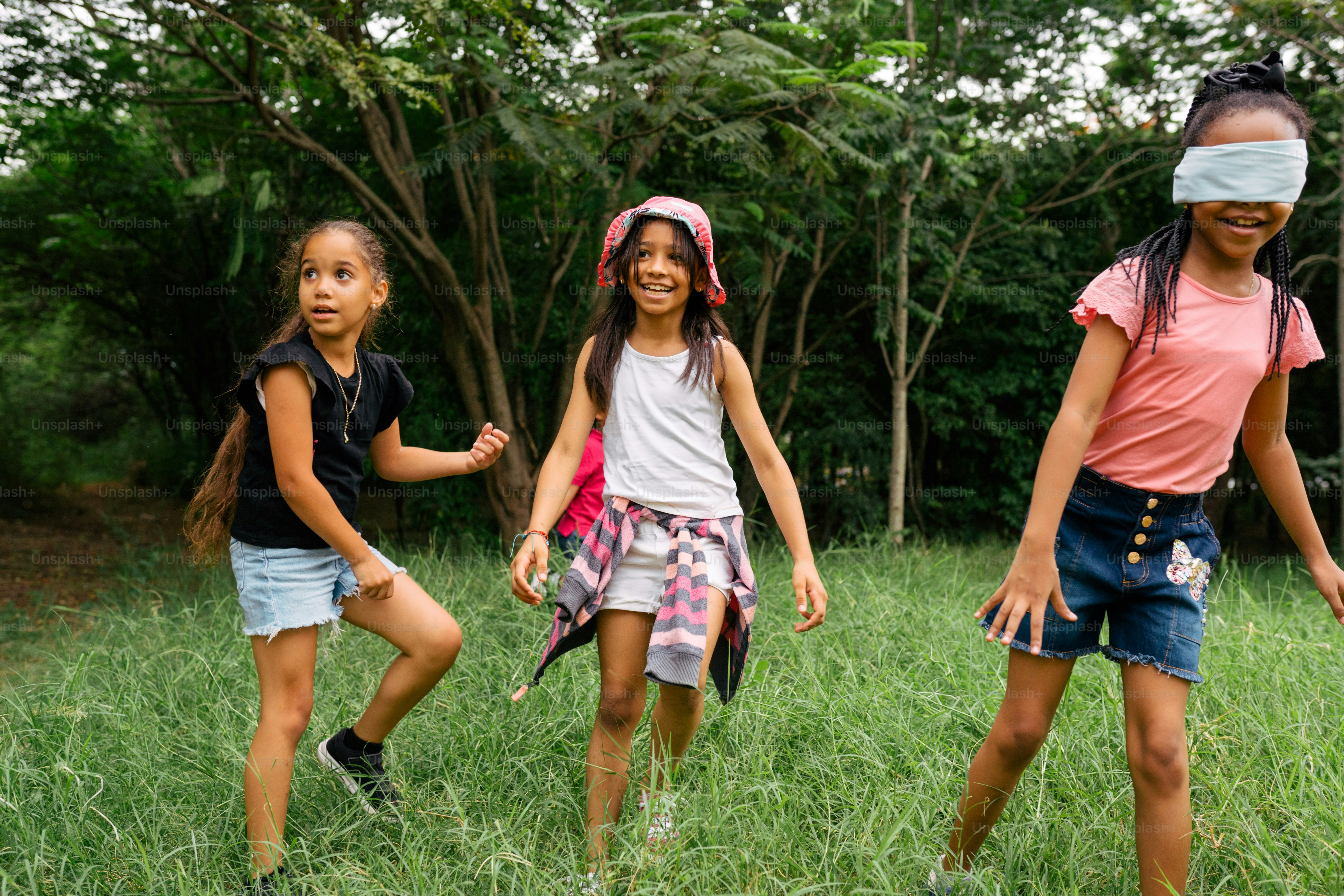 eine gruppe junger mädchen, die auf einer üppigen grünen wiese stehen