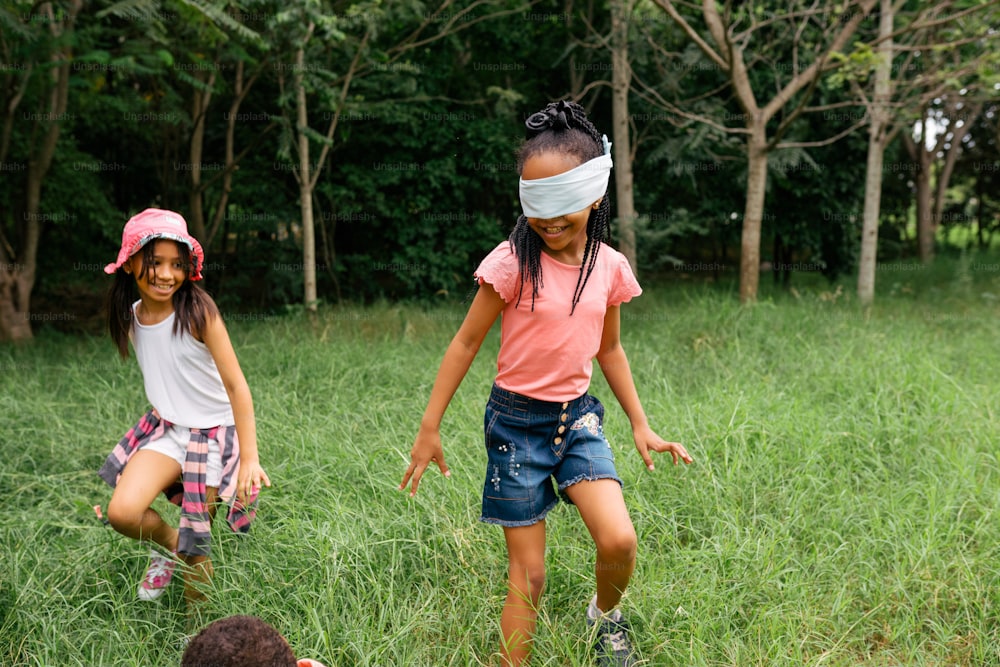 野原でフリスビーで遊ぶ2人の若い女の子