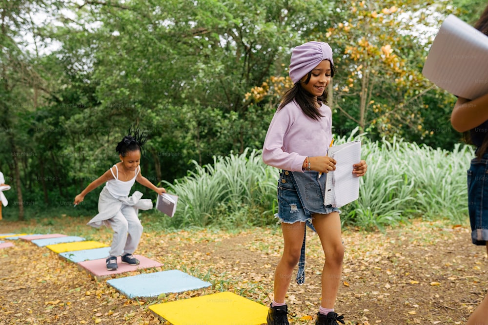 un groupe d’enfants jouant dans un parc