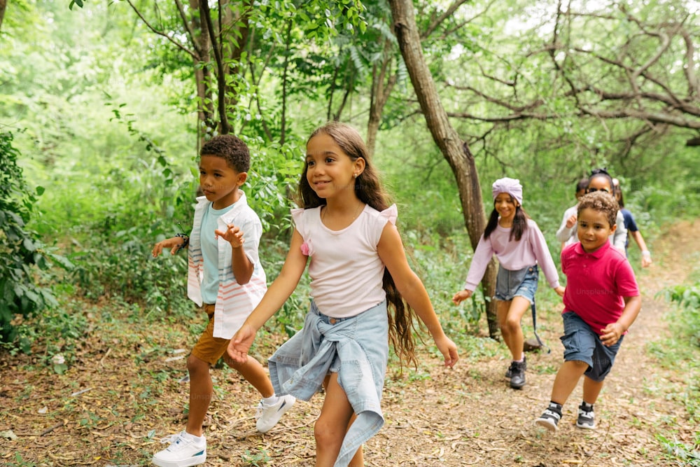Un grupo de niños corriendo por un camino de tierra