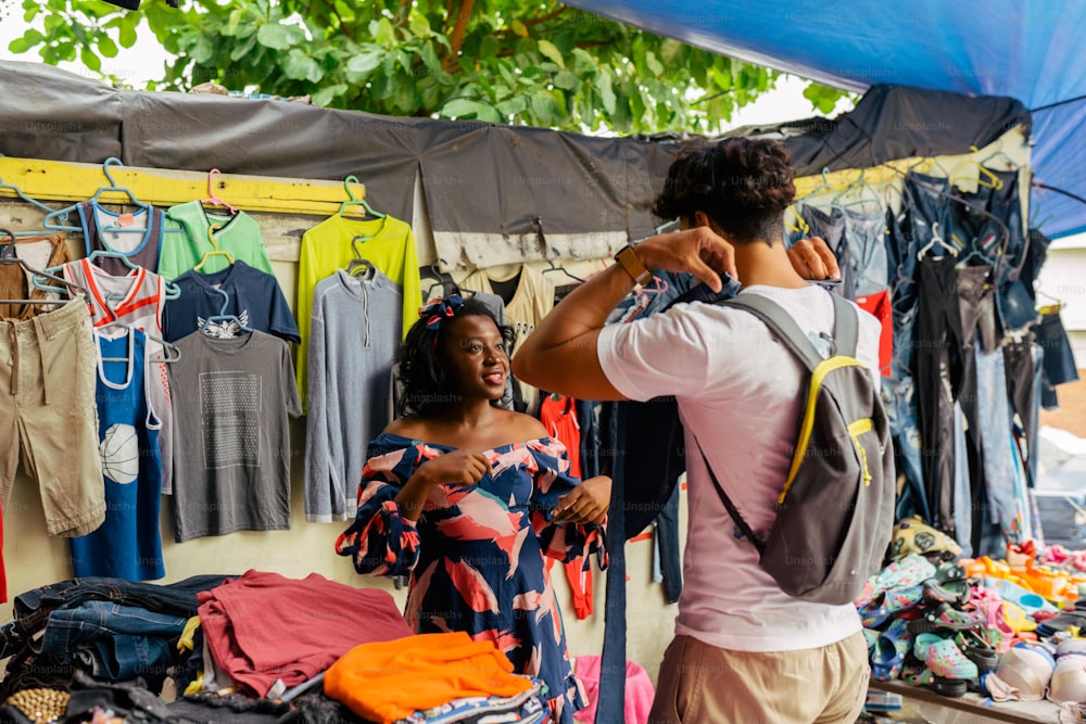 Un homme et une femme regardant des vêtements exposés