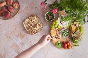 uma mesa coberta com uma travessa de frutas e legumes
